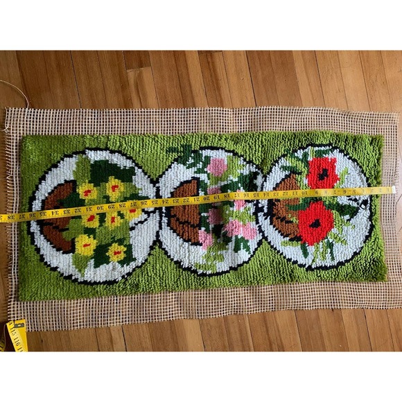 Vintage handmade latch hook rug wall hanging finished 1970s 35"long - Picture 7 of 8